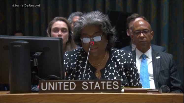 11º dia — O Conselho de Segurança da ONU votou uma
resolução que exige um cessar-fogo imediato entre Israel e o Hamas. A resolução
foi proposta pelo Brasil e teve 12 a fotos a favor e 2 abstenções, mas foi
vetada pelos Estados Unidos