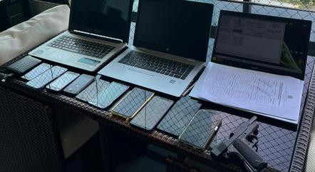 Ação da PF teve apreensão de aparelhos e arma
