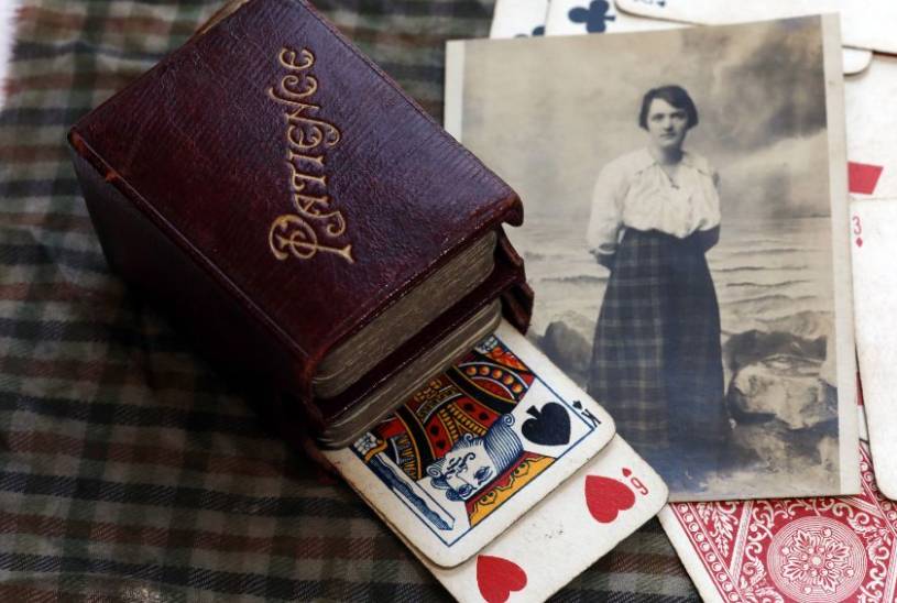 Itens de sobreviventeTrês itens que pertenceram a Elsie Bowerman, outra sobrevivente do Titanic, ainda estão disponíveis para venda. Elsie compartilhou o bote salva-vidas com Molly Brown, socialite americana que sobreviveu ao naufrágio e ficou conhecida por isso. O lance mínimo atual para o trio de objetos é de 554 libras (R$ 3.367). Os itens incluem um lenço, uma fotografia de Elsie e um conjunto de cartas, que se acredita terem estado a bordo do navio junto com ela