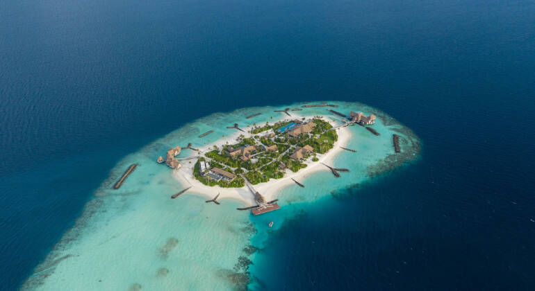 5. Ilha particular nas MaldivasO craque gosta de curtir as férias na praia. Com o montante, pode passar os 121 dias na ilha particular de Ithaafushi, nas Ilhas Maldivas. A diária custa cerca de R$ 420 mil e o jogador pode curtir três quartos, com duas piscinas, jacuzzi e, claro, acesso direto à praia