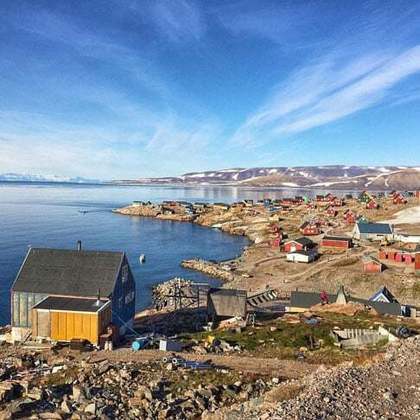 Ittoqqortoormiit (Groenlândia): Esta é uma pequena e isolada vila localizada na costa leste da Gronelândia. Com uma população de cerca de 450 habitantes, é um dos assentamentos mais remotos do mundo. 