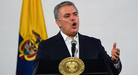 Duque anuncia suspensão de voos do Brasil
