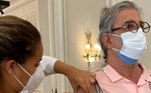 Ivan Lins foi vacinado contra a covid-19 no dia 19 de março, no Rio de Janeiro. O cantor e compositor de 75 anos compartilhou o momento da imunização nas redes sociais. Na imagem, o artista apareceu usando duas máscaras de proteção facial. 'Vacina, sim', escreveu na legenda