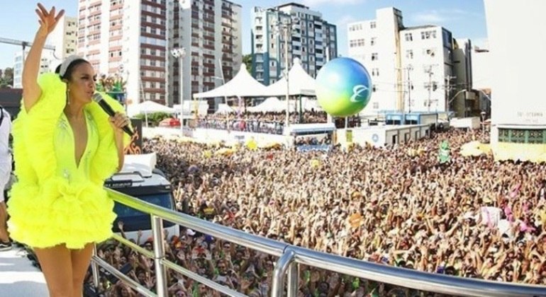 Ivete Sangalo parou o Carnaval para cumprimentar Manoel Gomes