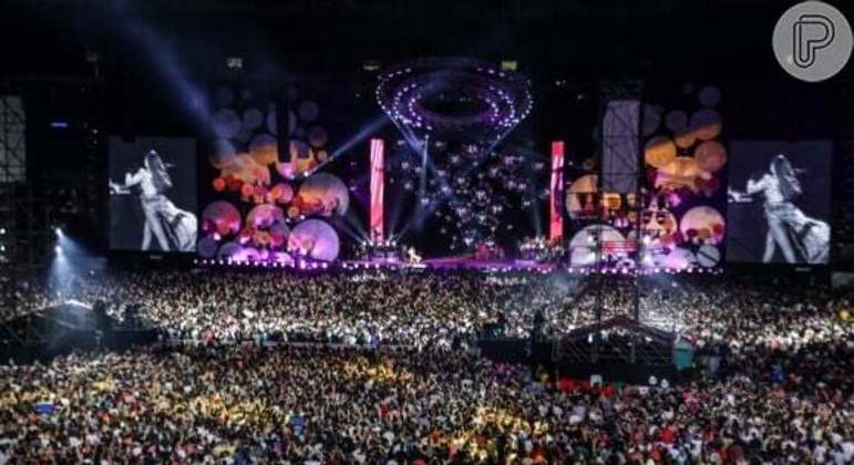 Show de Ivete Sangalo no estádio do Palmeiras. Piso sintético protegido. Mas pisoteado por milhares de fãs