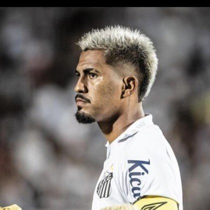 Ivonei (Santos)Com passagens pelo profissional santista em 2021, ele é a prova que às vezes dar um passo para trás pode ser uma ótima decisão de carreira. O volante de 20 anos estourou na Copinha, e foi o grande jogador do alvinegro praiano na campanha até a semifinal. Agora, com mais experiência, está cotado para ser promovido novamente ao profissional do clube