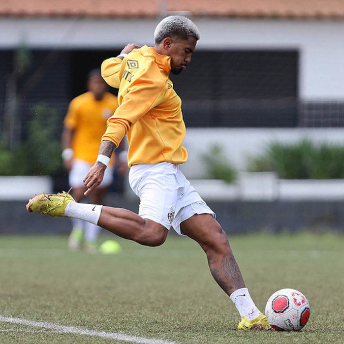 Ivonei vem balançando as redes para o Santos: esperança contra a Lusa 