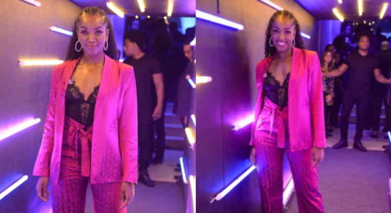 Iza também adora arrasar nos looks e apostou na renda ao usar um body por baixo de um blazer supercharmoso e rosa-choque