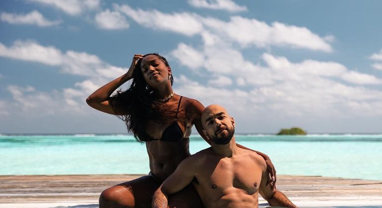 Iza e o marido, Sérgio Santos, estão curtindo dias de folga nas ilhas Maldivas