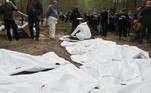 Policiais, militares e desativadores de minas ucranianos estavam ocupados nesta sexta-feira (16) no meio de uma floresta na entrada da cidade de Izium. Após a partida dos russos, uma vala comum de soldados ucranianos e centenas de sepulturas foram encontradas