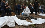 Ao redor dos jazigos, várias equipes de desminagem buscavam, por meio de detectores de metal portáteis, eventuais minas ou artefatos explosivos, não muito longe do cemitério mais antigo. Também eram visíveis trincheiras e posições para os tanques, cavadas na areia da floresta, que sem dúvida deve ter sido ocupada por soldados de ambos os lados durante os combates