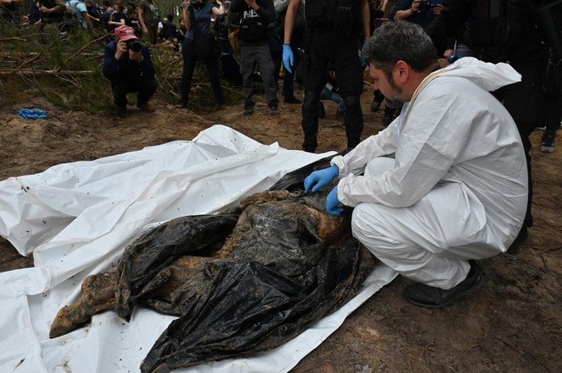 De acordo com Kotenko, 'os túmulos sem nome são de pessoas [encontradas] na rua'. No total, disse ele, a floresta abriga mais de 440 sepulturas, cavadas durante os combates na tomada da cidade pelas forças russas, em março, e durante a ocupação russa, que terminou na madrugada de sábado para domingo passado