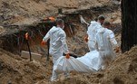 Segundo Oleg Kotenko, funcionário do governo responsável pela busca de desaparecidos, 'há uma família enterrada lá, com uma criança. Eles foram mortos. Há testemunhas no mesmo prédio que viram o que aconteceu e enterraram as pessoas aqui'