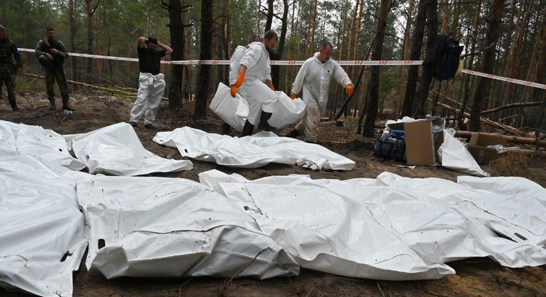 Centenas de corpos foram encontrados em um floresta próxima da cidade de Izium