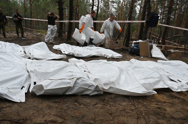 Depois, eles encontram um primeiro cadáver, que exumaram e colocaram em um saco plástico branco. Outros corpos apareceram depois, espalhando um forte cheiro de putrefação