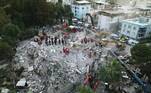 O terremoto de 7 graus na escala Richter que atingiu cidades litorâneas no mar Egeu causou estragos, além de deixar ao menos 28 mortos na Turquia e mais de 800 feridos
