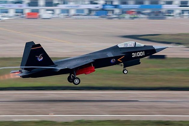 J-31 - Produzido pela China, já foi projetado para ser um caça de quinta geração, em 2012.  Segundo especialistas, o desenho do J-31 sugere maior chance de passar despercebido pelos radares inimigos. 