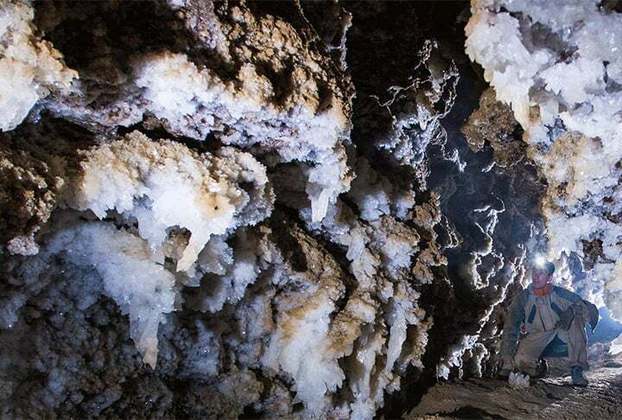 Já a caverna Optymistychna, na Ucrânia, é a maior de gesso do mundo, com cerca de 230 km de extensão, mas numa área de 2 km quadrados. Ela foi descoberta em 1966.