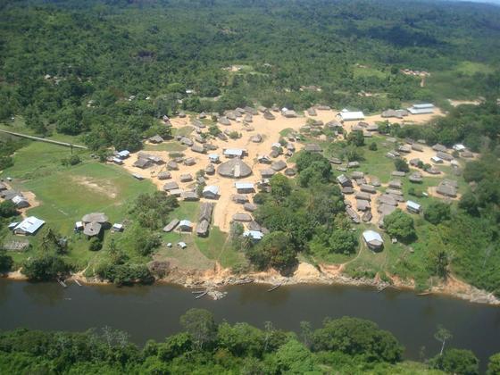Já a fronteira do Brasil com Suriname não tem uma ligação urbana. A região é isolada, com aldeias indígenas, e a localidade mais próxima no país vizinho é Kwamalasamutu, também uma aldeia de indígenas. 