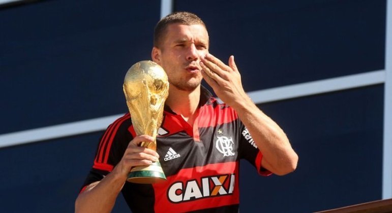 Já cogitado no Flamengo, Podolski mostrou muito apreço pelo clube da Gávea após conhecer o Mengão na Copa do Mundo de 2014. O atacante alemão vestiu a camisa rubro-negra em diversas oportunidades