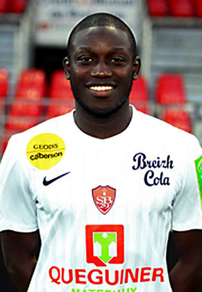 Já Coulibaly nasceu em Paris, na França, mas defende a seleção de Mali por causa de suas origens. Ele está com 32 anos. 