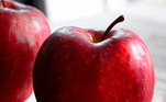 Já dizia o velho ditado: “Uma maçã por dia mantém você longe do médico.” As frutas, em geral, ajudam no bom funcionamento do intestino e na digestão por conter um alto valor em fibras. 