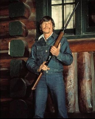 Já em 1972, Bronson estrela “Assassino a Preço Fixo”, filme no qual viveu o assassino profissional Arthur Bishop.