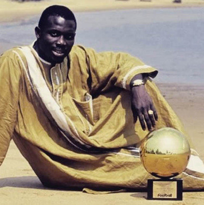 Já em 1995, o formato mudou e qualquer jogador poderia ganhar, mas que jogasse no Velho Continente. O liberiano George Weah foi o premiado daquele ano, atuando pelo Milan. 