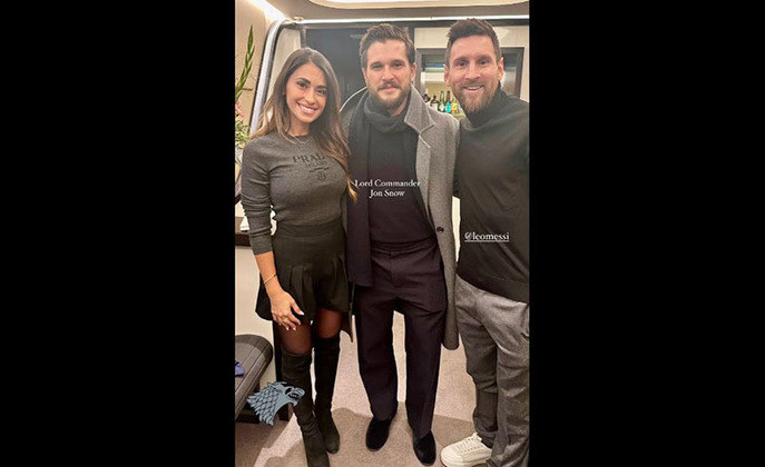Já Messi compartilhou apenas uma foto dele, com a mulher, Antonella e com Kit Harington. Este encontro, por outro lado, aconteceu em um restaurante francês.