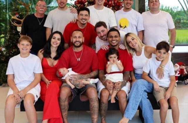Já na Europa, Neymar comemorou o Natal ao lado de familiares e amigos. Casa cheia! A ex chegou junto! - Foto: Arquivo pessoal