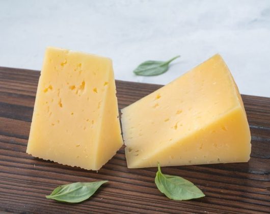 Já nos queijos processados e ralados, todos continham esses ingredientes, variando de dois a cinco tipos diferentes em sua composição.