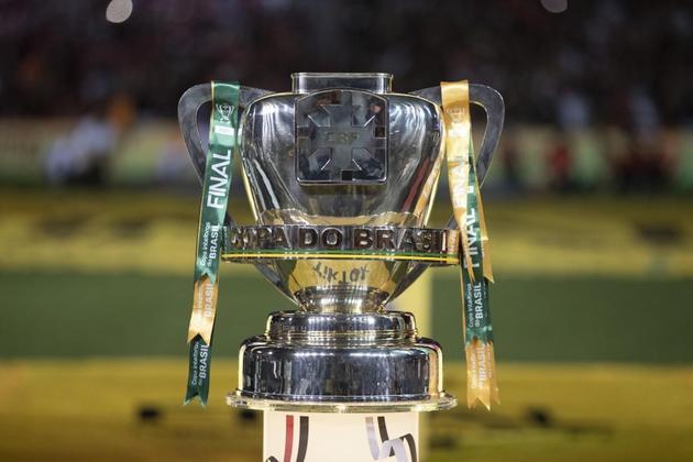 Já o grande campeão, além da taça e da vaga na fase de grupos da Copa Libertadores 2023, vai colocar R$ 56 milhões a mais nos cofres. Lembramos que todas as premiações se somam. O campeão pode arrecadar até R$ 73 milhões de premiação ao fim da caminhada.