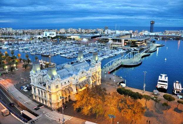 Já o porto de Barcelona é um dos que têm maior tráfego de pessoas e cargas na Europa, com um volume de comércio de 3,42 milhões de transações por ano. Por sinal, com seus 7,68 km² de área, é o terceiro maior porto de contêineres da Espanha e o nono do continente. 