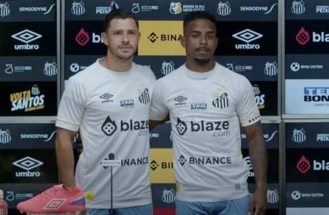 Já o Santos apresentou dois jogadores nesta quarta-feira. O meia Giuliano e o lateral-direito Hayner vestiram a camisa do Peixe e vão ajudar o clube na disputa do Campeonato Paulista e da série B - Foto: Reprodução / Santos FC