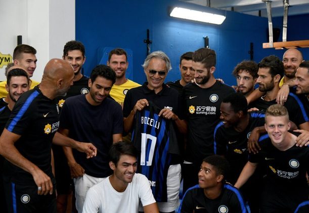  Já o tenor italiano Andrea Bocelli, 63 anos, mesmo sendo cego, acompanha os jogos com enorme interesse. Ele é um notório fã da Inter de Milão.