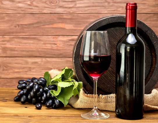 Já o vinho é uma das bebidas mais antigas e populares do mundo. Foi desenvolvido por volta de 6 mil A.C, na Grécia, e é feito à base de uva. Os vinhos costumam ter de 10 a 20% de teor alcoólico. 