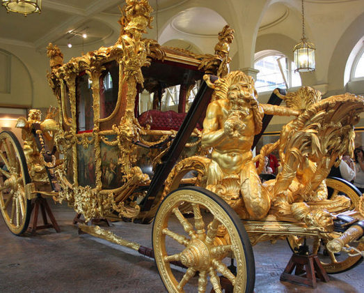 Já para o retorno ao Palácio de Buckingham, o rei e a rainha utilizarão a Gold State Coach, que foi usada pela primeira vez pelo rei George III, em 1762, durante a Abertura do Parlamento.