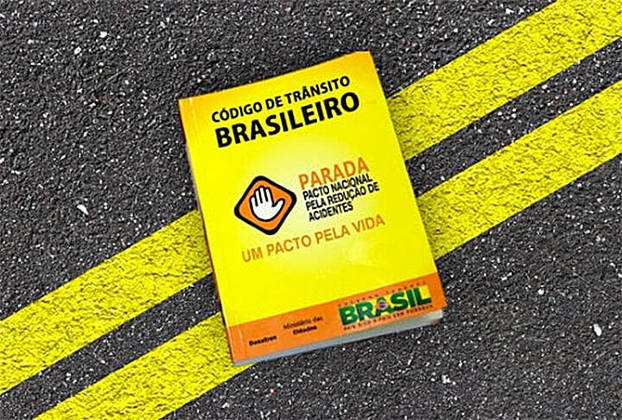 Já quem dirige bêbado recebe uma multa que, de acordo com o Código de Trânsito Brasileiro, tem um fator multiplicador pela natureza gravíssima da infração.