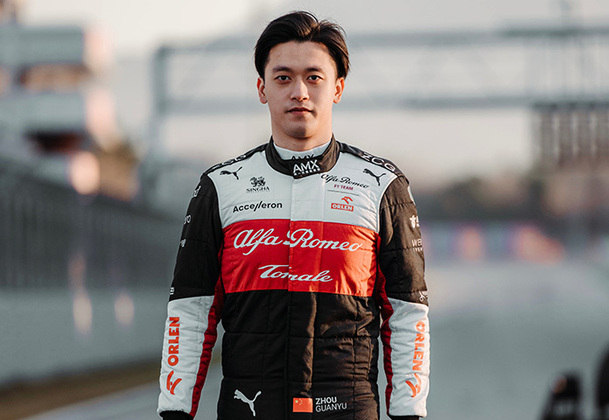 Já Zhou é o primeiro chinês da história a competir na formula 1. Ele é o único estreante da temporada e estava na F2. Guanyu substituirá Antonio Giovinazzi, que hoje está na Fórmula E.