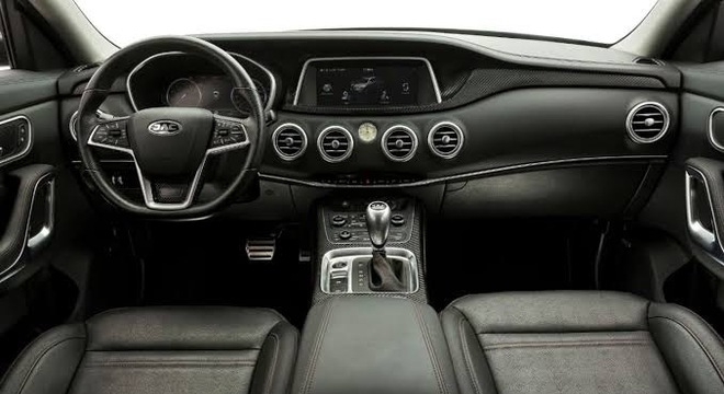 Acabamento  de tima qualidade mas traz inspirao como a sada de ar dos Mercedes-Benz