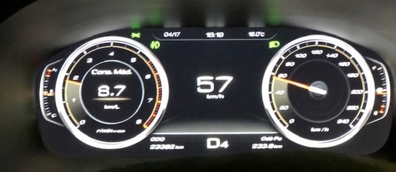 Consumo mdio de 8,7km/litro na cidade e 10,5km/litro na estrada (motor 2.0 turbo a gasolina)