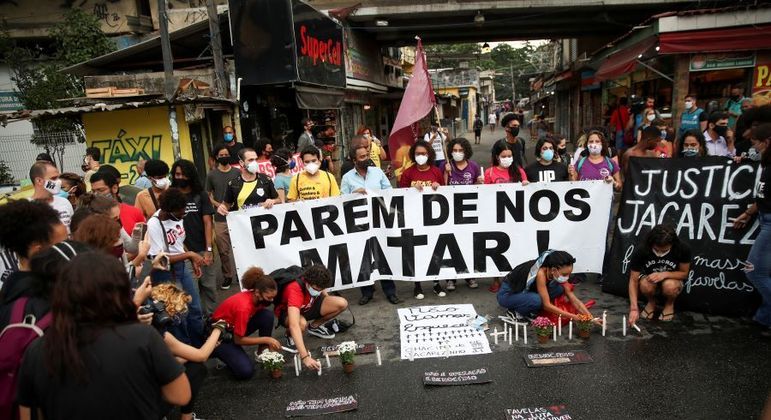 Protesto de moradores após chacina no Jacarezinho, zona norte do Rio
