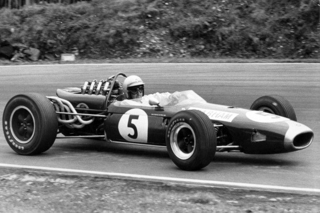 Jack BrabhamO então bicampeão decidiu criar a própria equipe, a Brabham Racing Organisation, e conquistou o tricampeonato anos mais tarde, em 1966