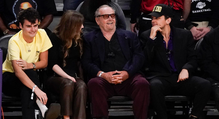 Jack Nicholson assiste ao jogo entre Lakers e Grizzlies na NBA