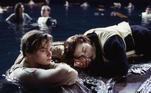 A grande polêmica de 'Titanic' é se Jack teria sobrevivido caso tivesse subido na porta junto com Rose. Enquanto muita gente na internet diz que sim, James Cameron chegou a fazer um estudo com especialistas para provar que apenas um deles teria sobrevivido