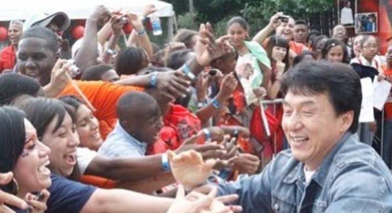 Abandono, pobreza, filhos rebeldes: vida de Jackie Chan parece filme