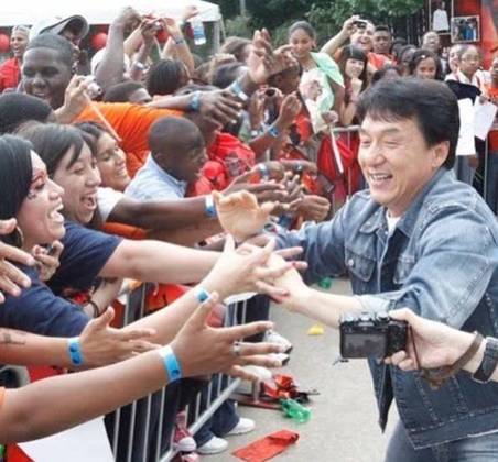 Jackie Chan é seguido por milhões de fãs, que gostam de seus filmes e acompanham seu trabalho em instituições sociais. 