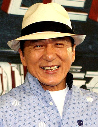 Jackie Chan é um dos atores mais populares do cinema mundial.  E além de filmes, ele faz anúncios. 