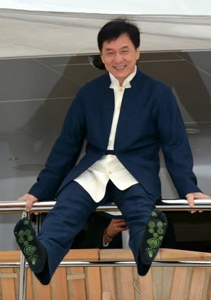 Jackie Chan tem 68 anos, completados em 7 de abril de 2022. Quem vê  o ator e lutador de artes marciais nas telas do cinema ou da TV não imagina sua história de vida, que é repleta de aventuras e curiosidades. 