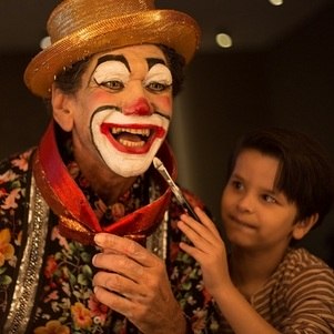 Jackson Antunes como o palhaço Romeu, ao lado do ator Matheus Dantas